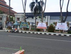 Laskar Jenggolo Hujani Kantor Dewan dengan Ucapan Duka Cita, Protes Keras Mandulnya Fungsi LEGISLATIF.