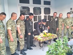 Sinergitas Tanpa Batas di Hari Bhayangkara ke-80, Dandim 0824 Jember dan Danyon Armed 8/UY Beri Kejutan Tumpeng kepada Kapolres Jember