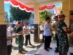 Danramil 0824/12 Kaliwates Bersama Forkopinda Beri Kejutan Tumpeng kepada Kapolsek Kaliwates Di Hari HUT Bhayangkara ke-80